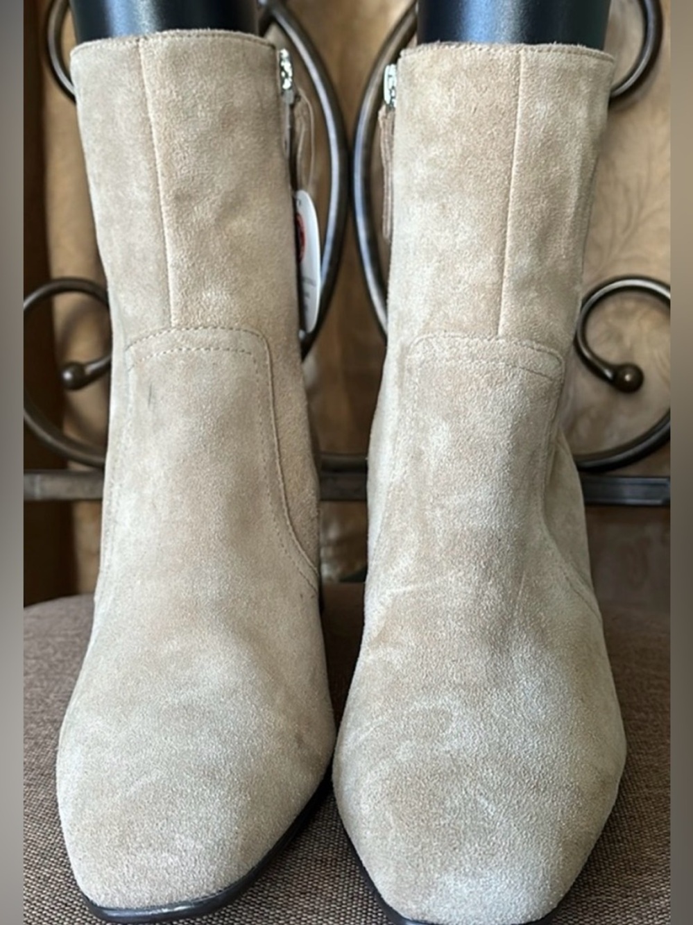 Womens Sz 9,5 taupe suede ankle boots